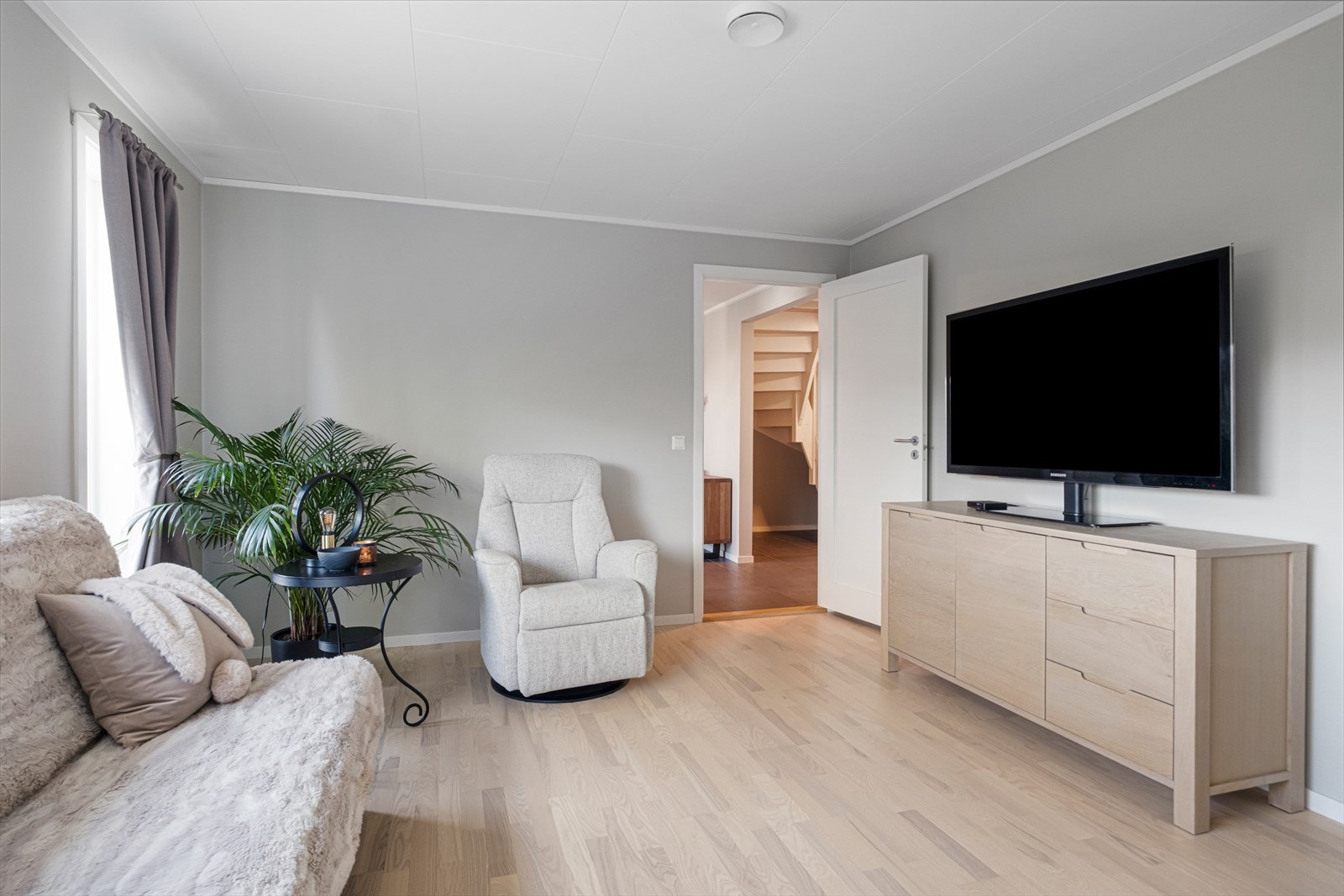 Stue i 1. etasje er lyst og har enkel tilgang til resten av boligen. Galleribilde