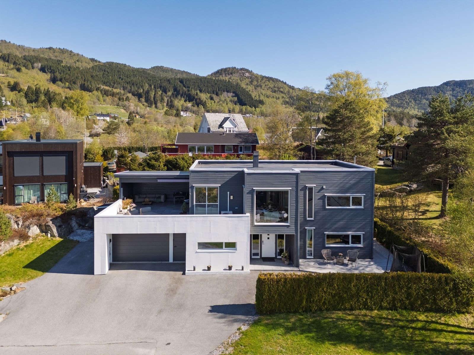 Eiendommen har en moderne fasade og romslig gårdsplass med god plass til parkering. Galleribilde