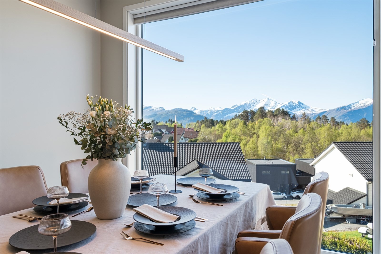 Spiseplassen har store vindusflater som gir et flott utsyn til omkringliggende natur. Galleribilde