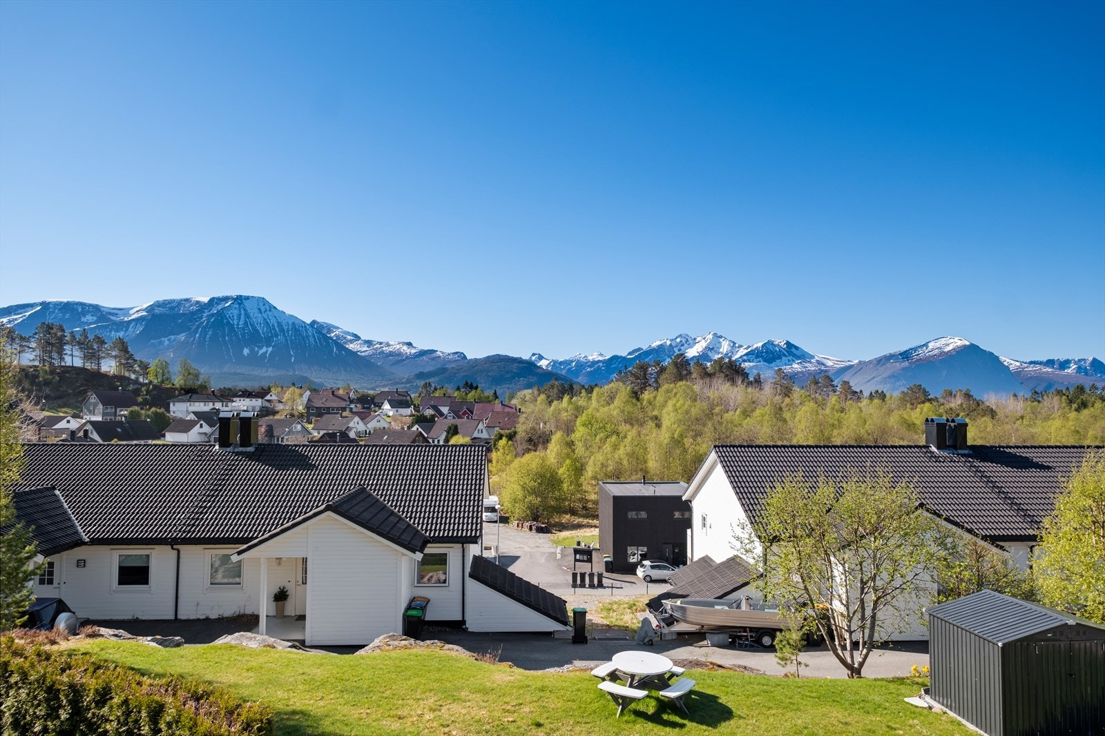 Fra terrassen kan du nyte panoramautsikten mot fjellene og omgivelsene. Galleribilde