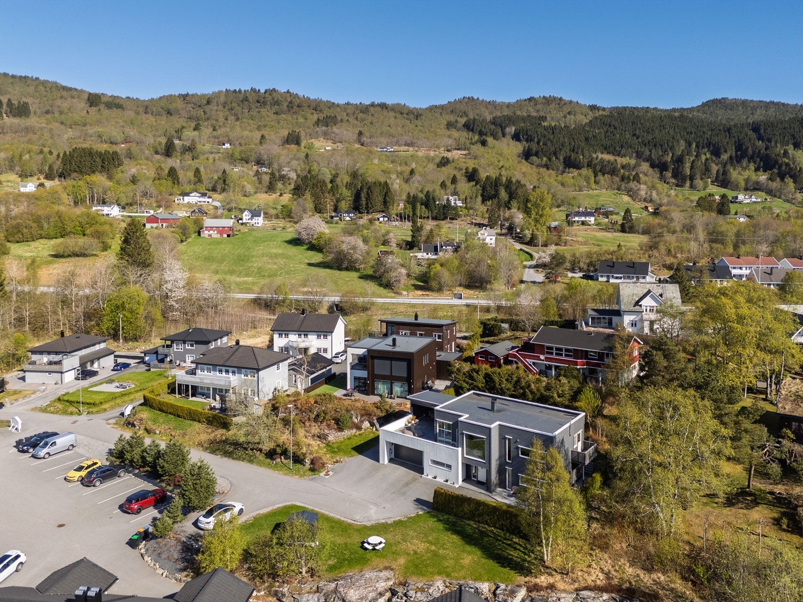 Eiendommen er beliggende i et rolig og naturskjønt område, omkranset av frodig natur og landlige omgivelser. Galleribilde
