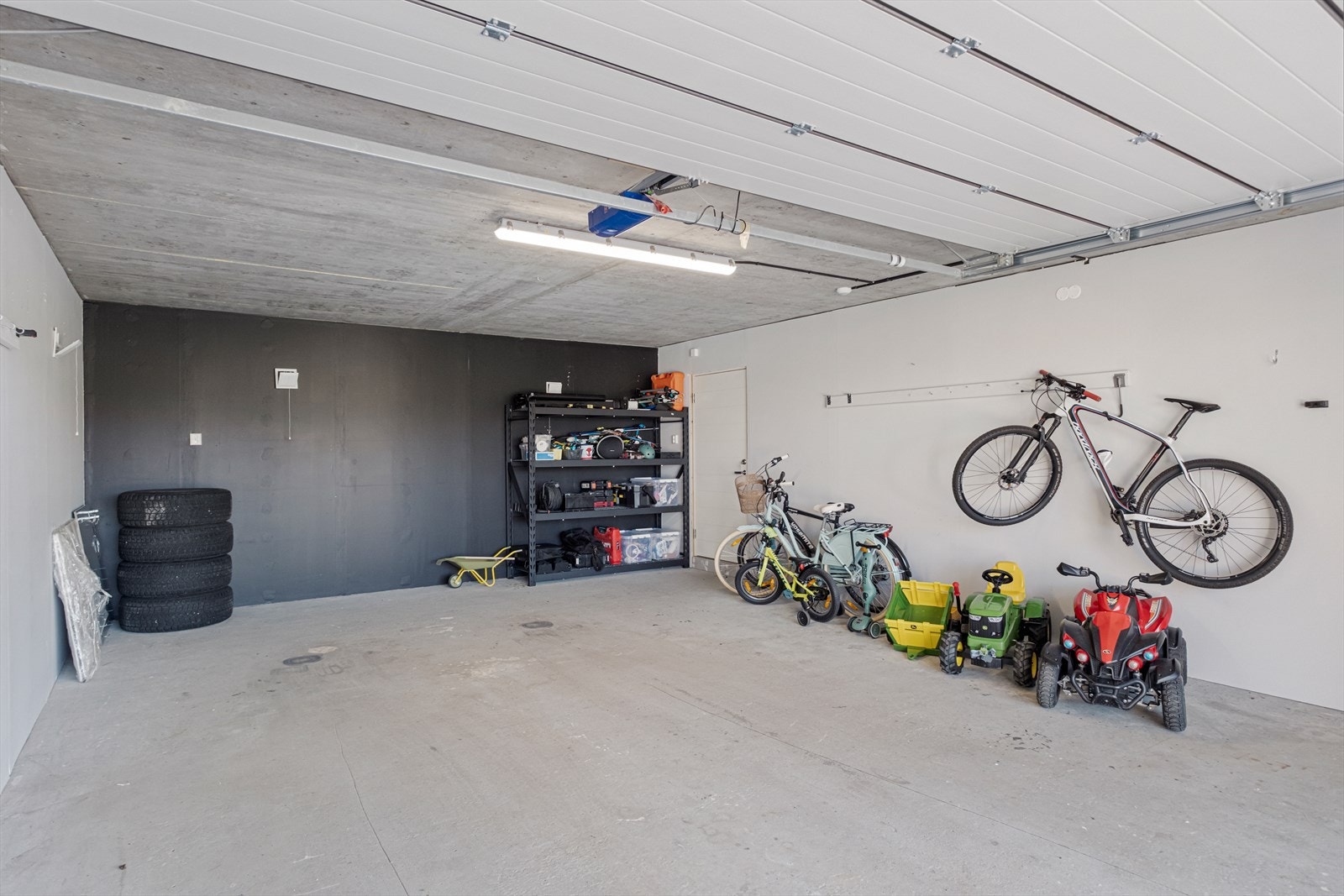 Garasjen er romslig, med plass til både parkering og oppbevaring av utstyr. Galleribilde