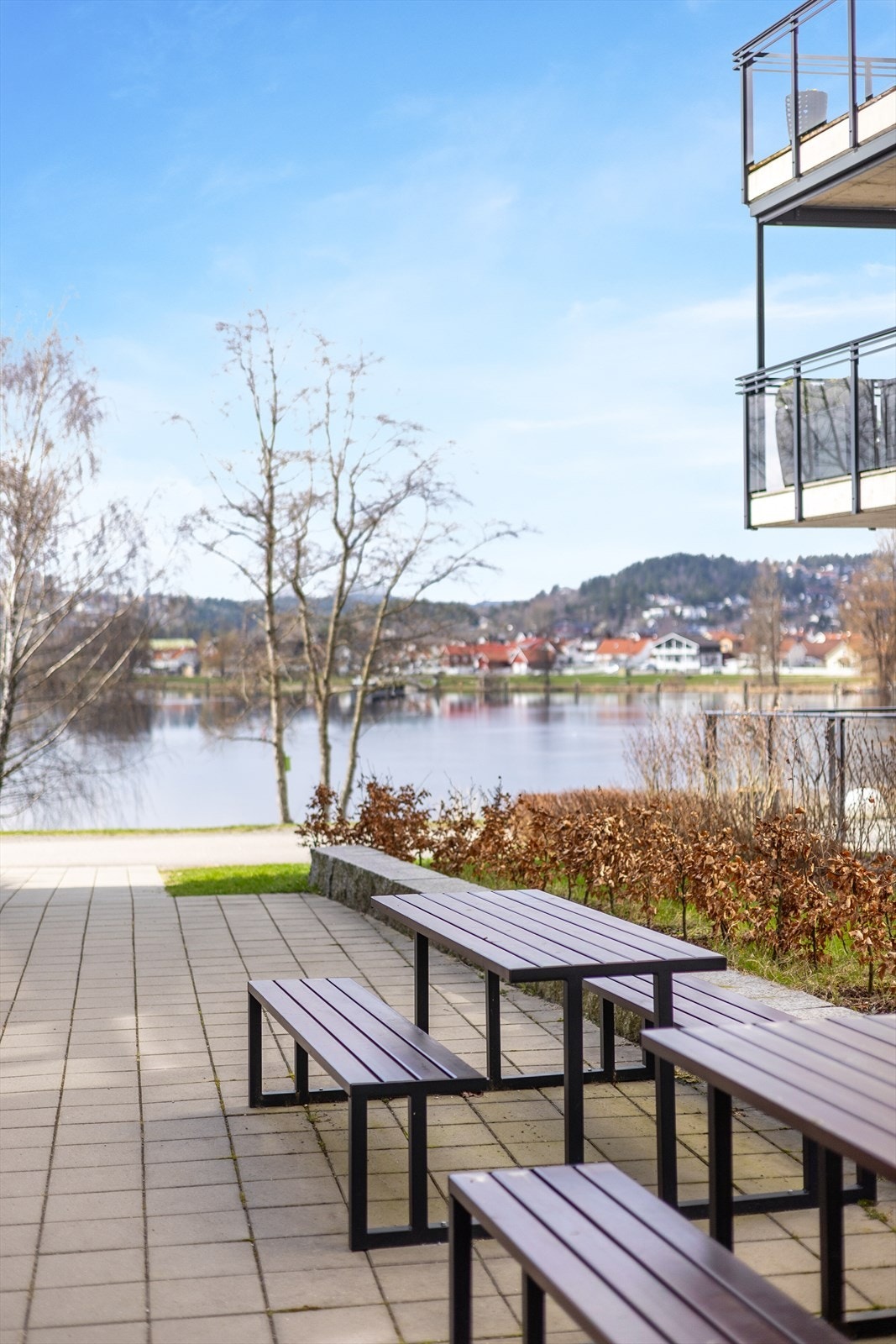 Hyggelige fellesarealer med sittegrupper ved vannkanten. Galleribilde
