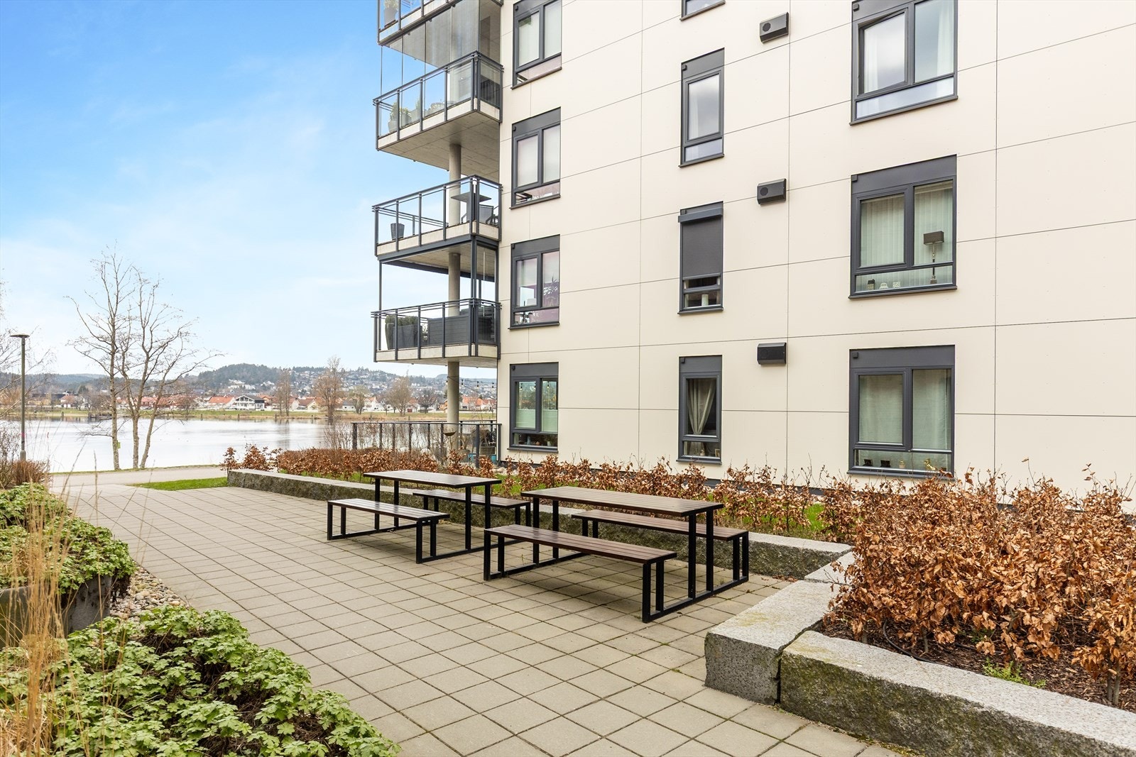 Flere felles sittegrupper er plassert på eiendommens solrike sider. Galleribilde