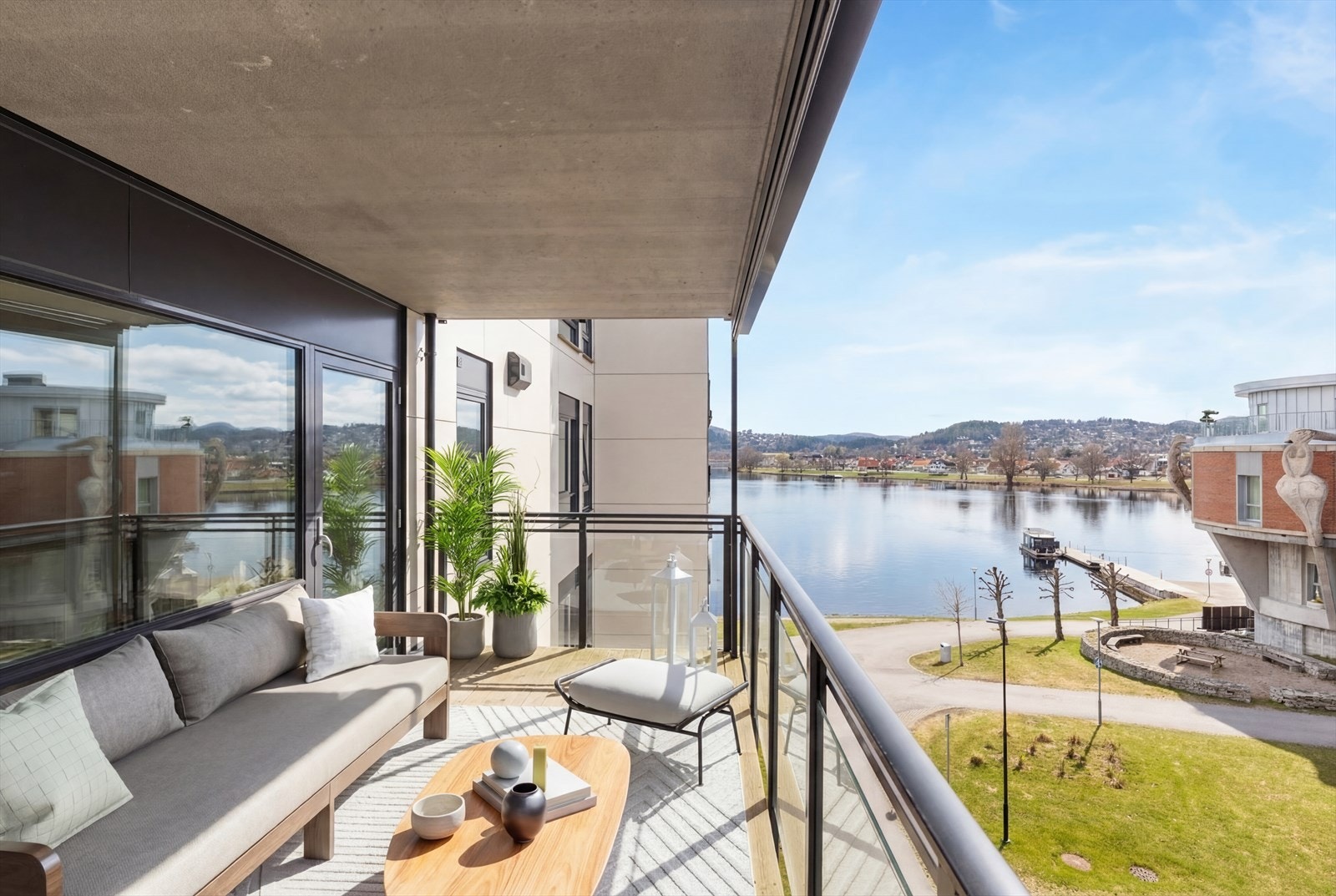 Leiligheten har to takoverbygde balkonger på til sammen 21 m², med utgang fra både stue og kjøkken. (digital styling) Galleribilde