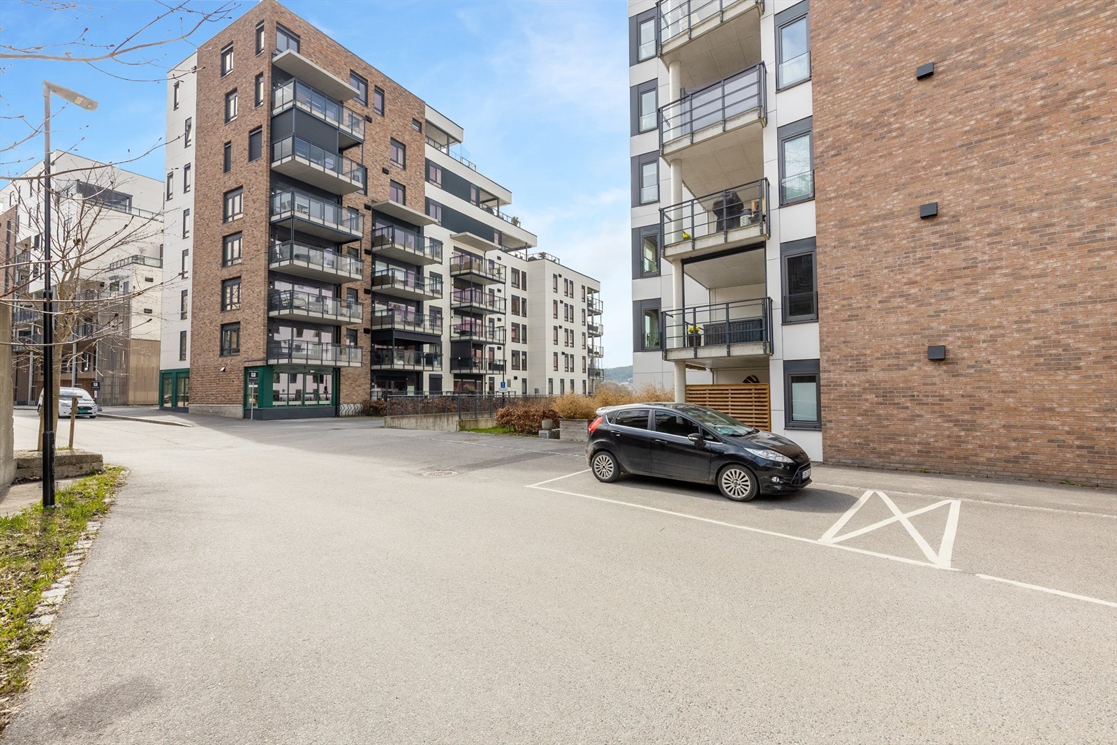 Bygningsmassen på Klosterøya består av moderne blokkbebyggelse. Galleribilde