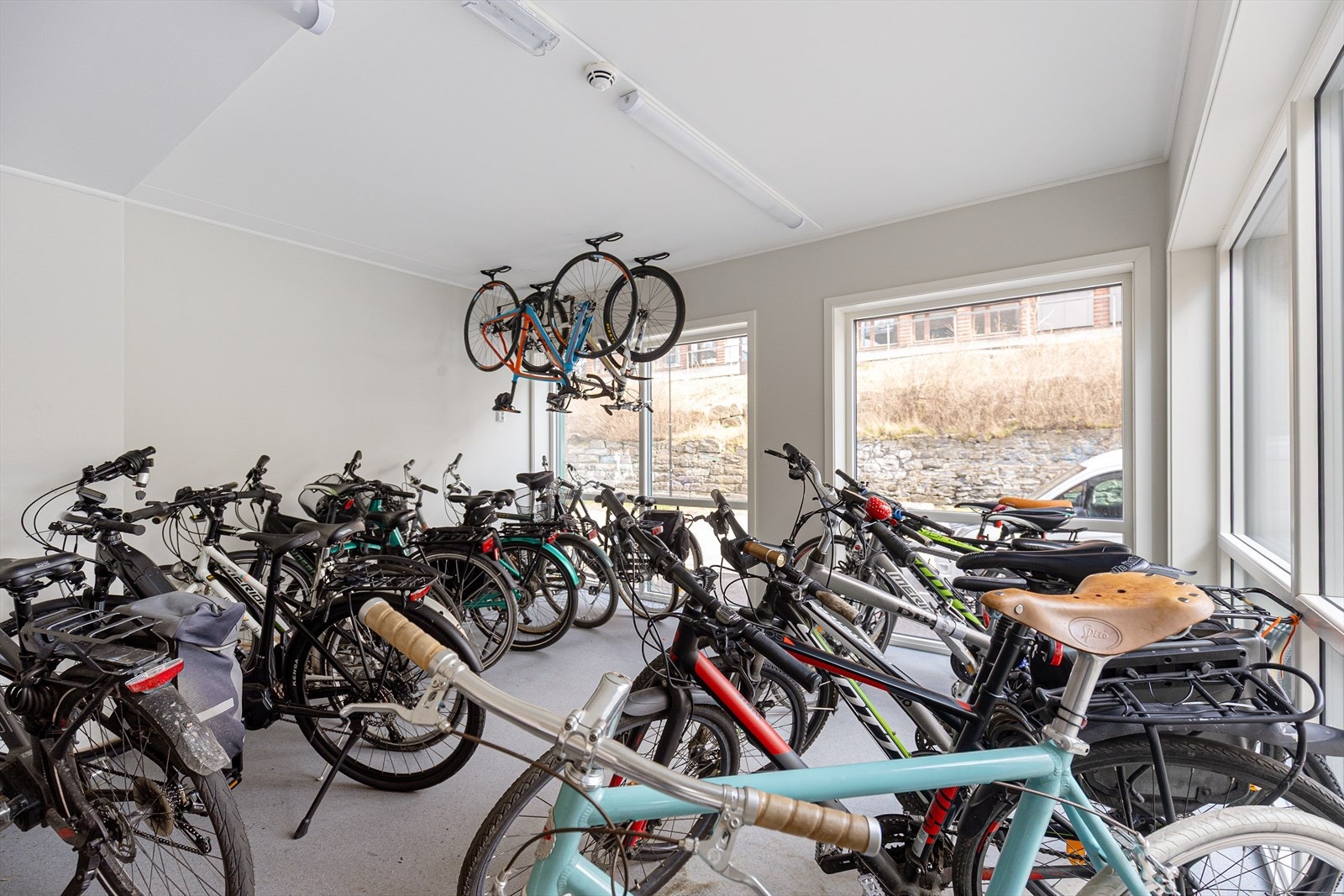 Borettslaget har egen sykkelbod i tillegg til sykkelparkering i garasjeanlegget. Galleribilde