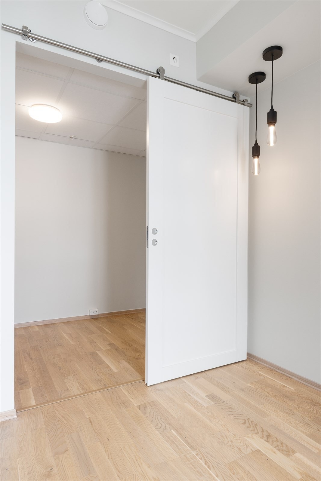Den utenpåliggende skyvedøren er en smart, plassbesparende løsning. Galleribilde