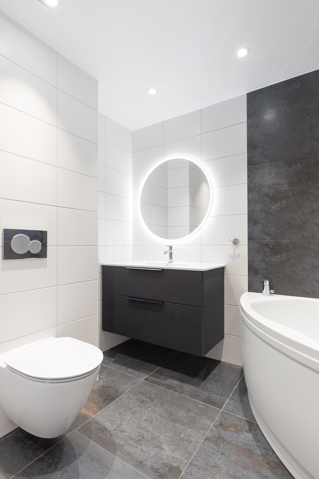 Det ene badet er utstyrt med badekar, vegghengt toalett og servantinnredning. Galleribilde