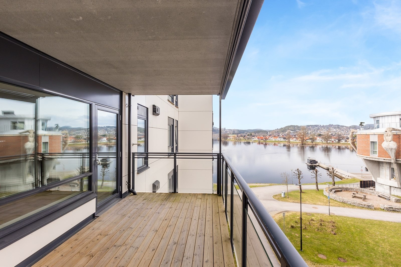 Fra balkongen ved stuen har man fin utsikt over vannet. Galleribilde