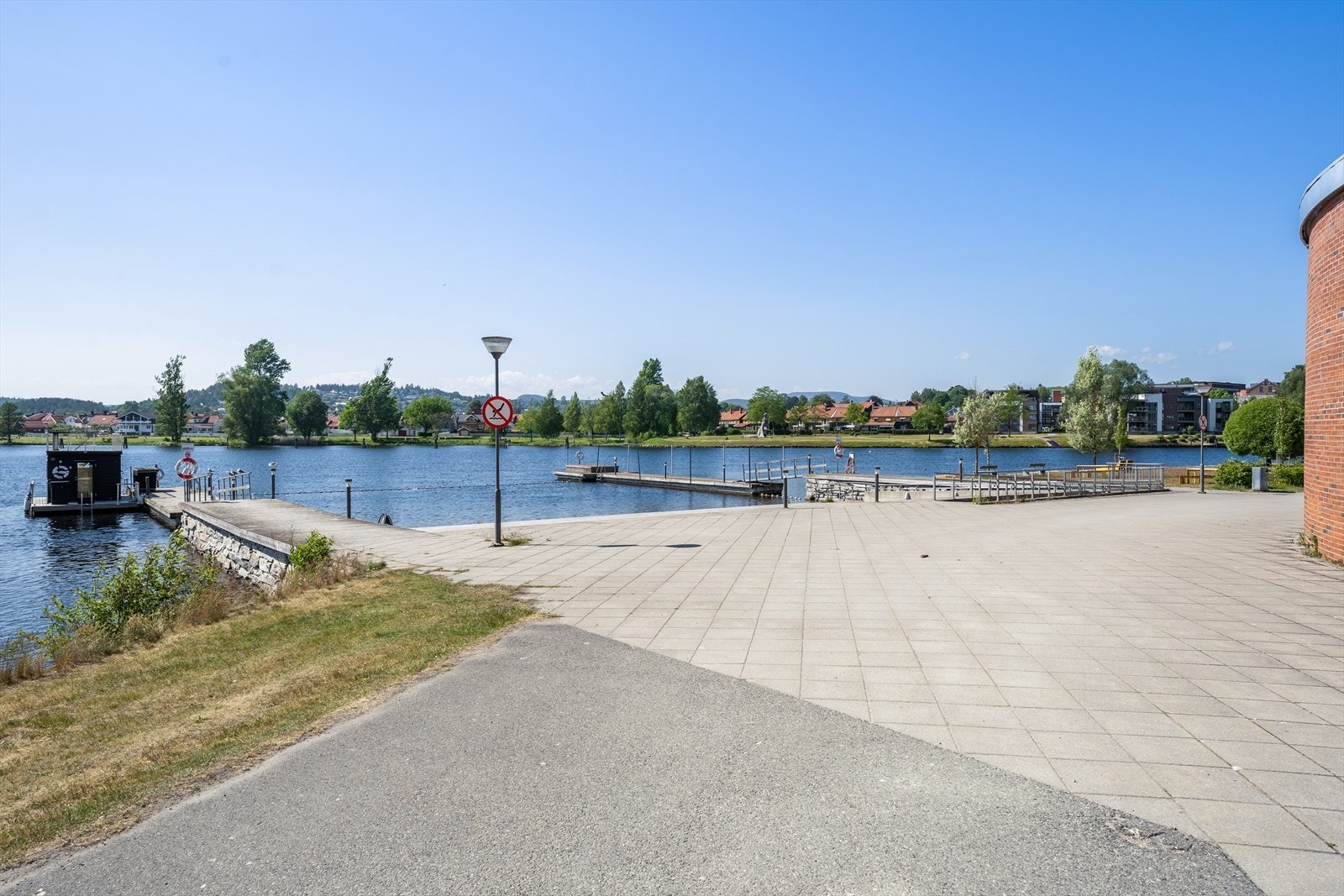 Området har flere brygger og tilrettelagte uteplasser. Galleribilde