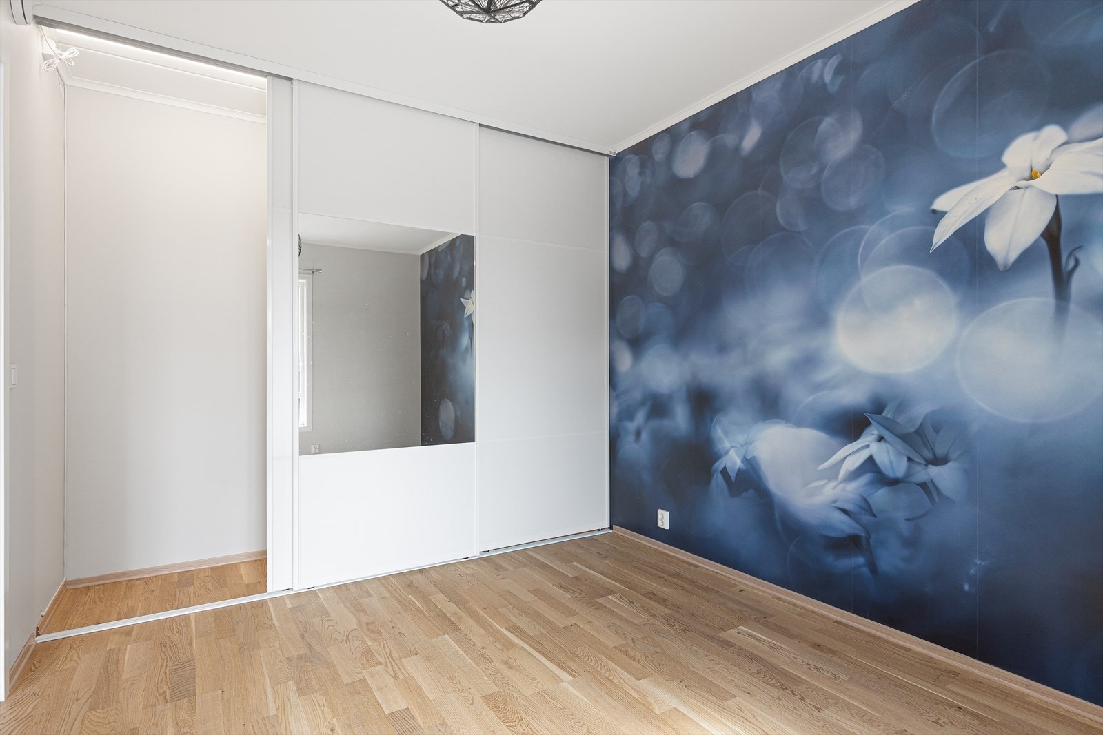 En romslig skyvedørsgarderobe gir gode oppbevaringsmuligheter. Galleribilde