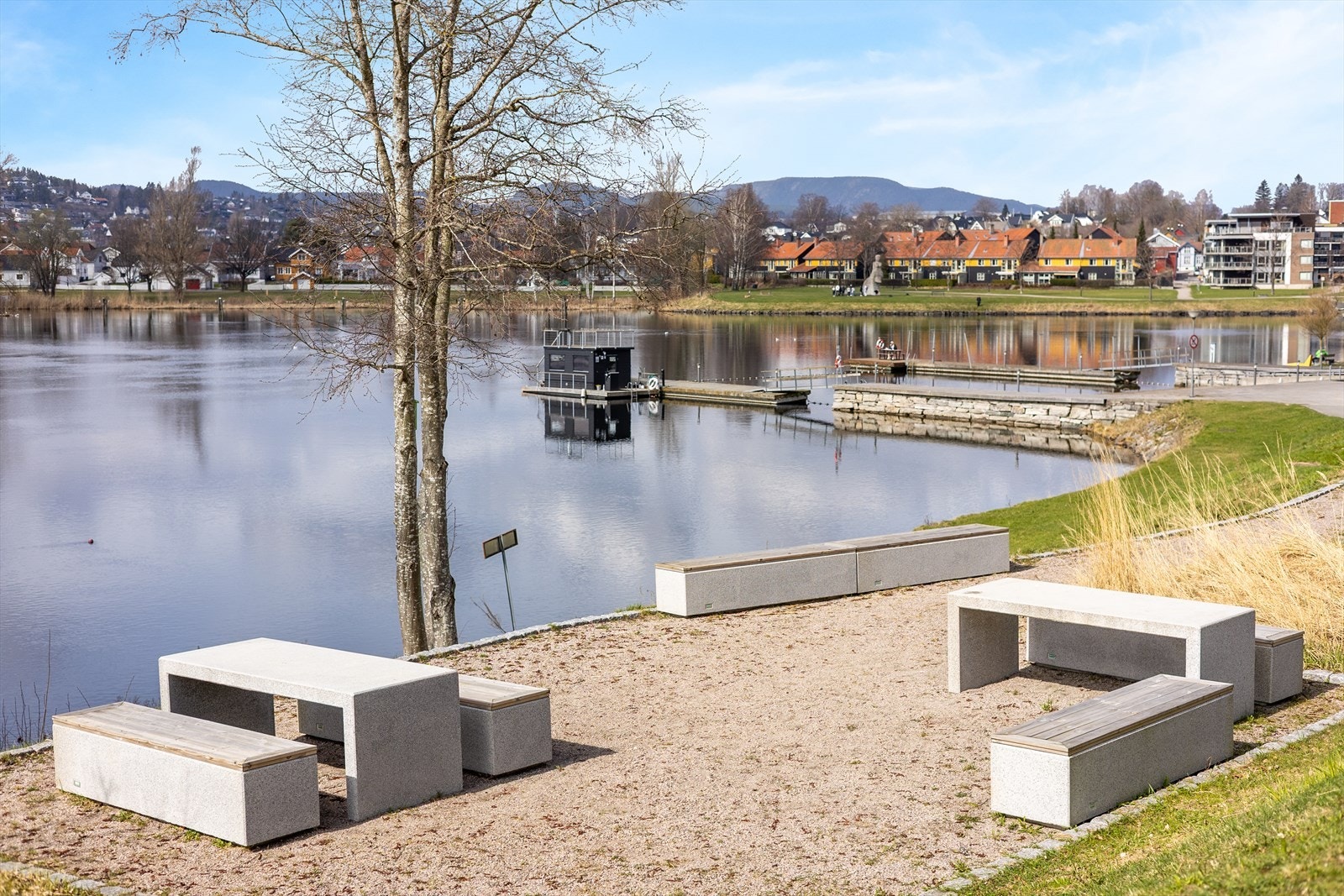 Kort vei til fine turområder og rekreasjonsmuligheter langs vannet. Galleribilde