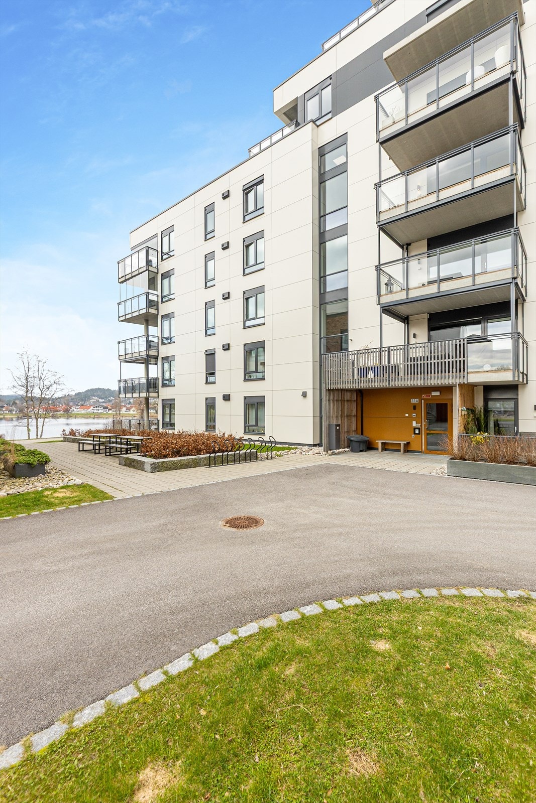 Fasaden er kledd med ulike typer fasadeplater som gir et variert uttrykk. Galleribilde