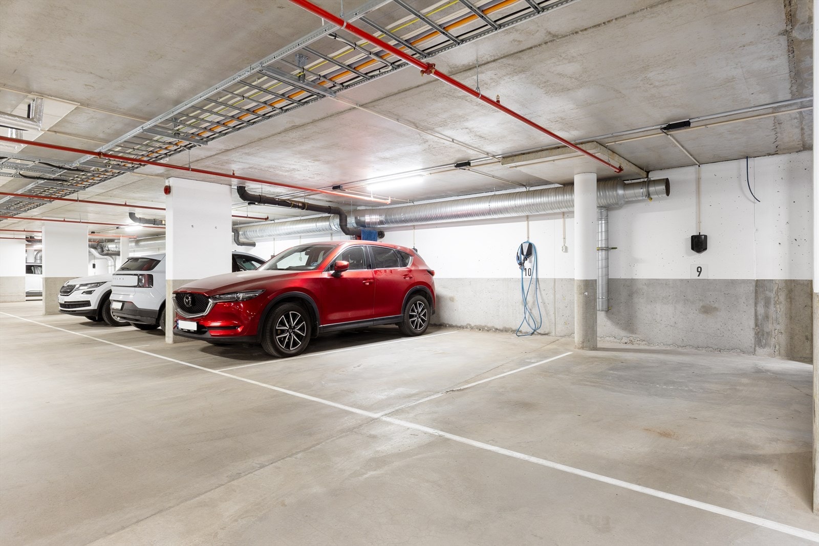 Leiligheten disponerer parkeringsplass nr. 32 i felles garasjekjeller. Galleribilde