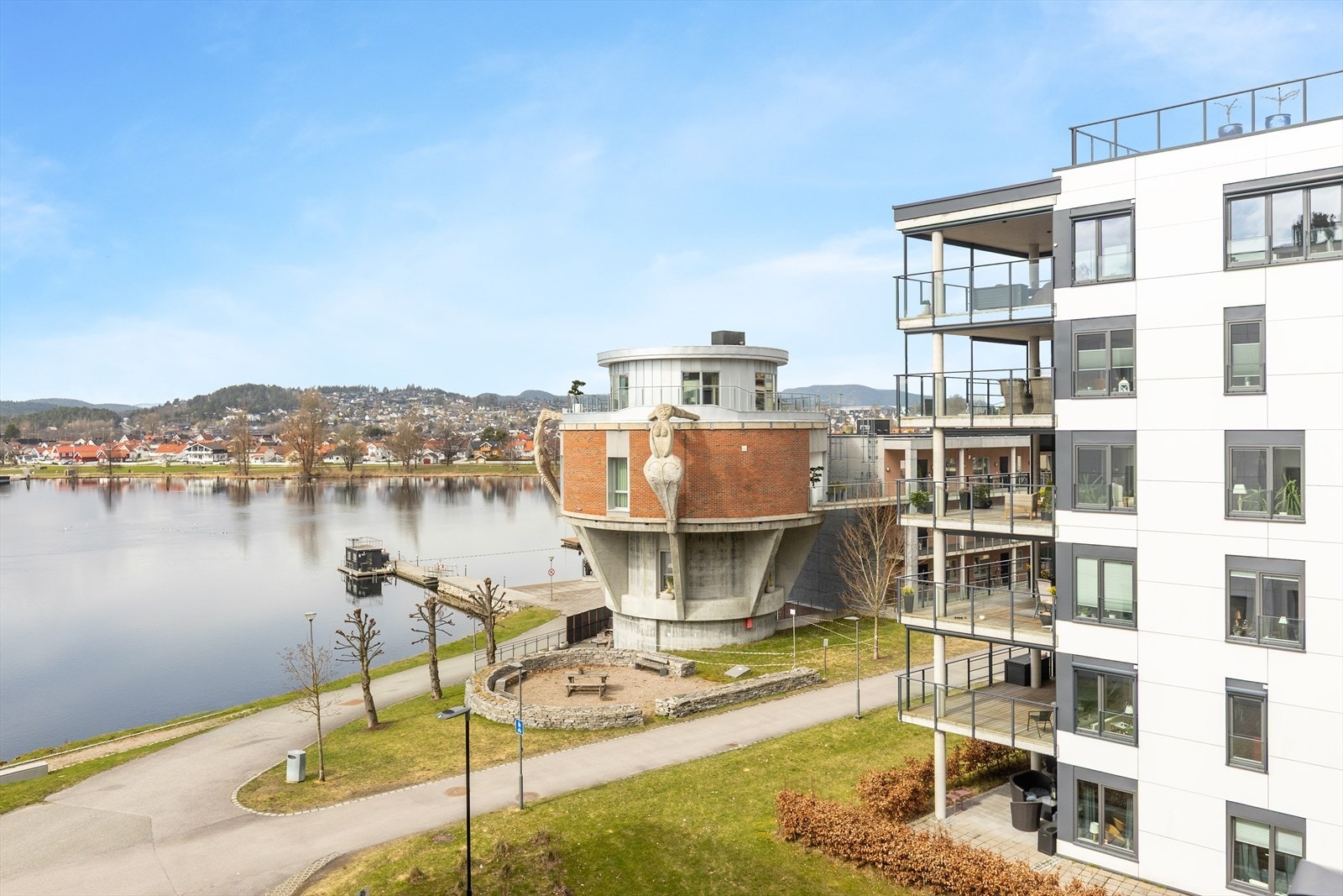 Utsikt mot det karakteristiske bygget til Kunsthall Grenland. Galleribilde
