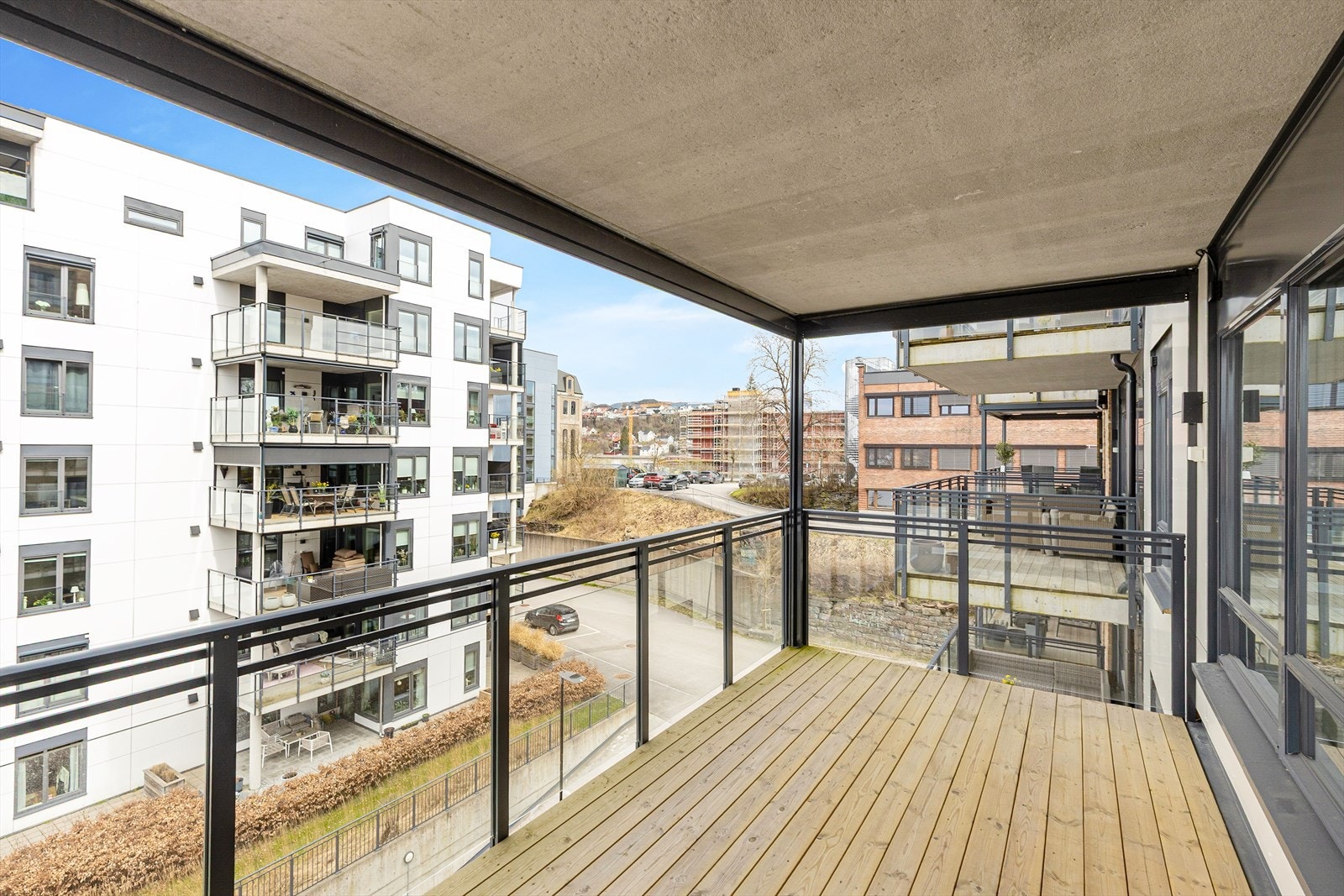 God plass til utemøbler og beplantning på begge balkongene. Galleribilde