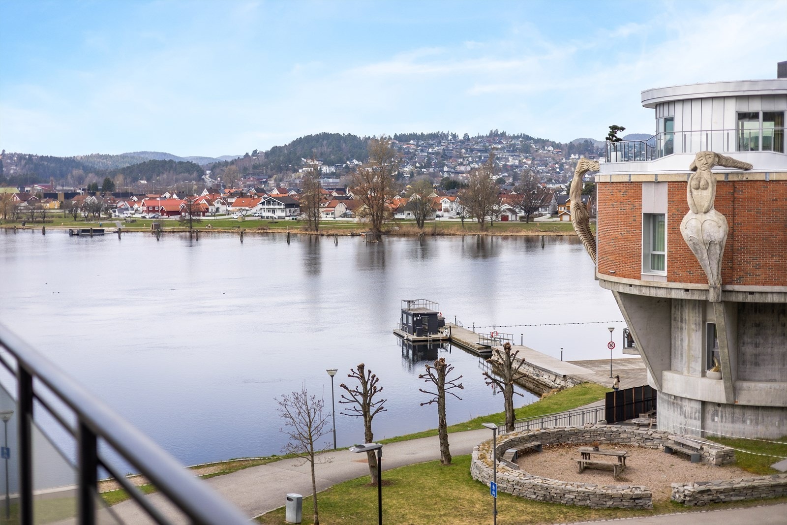 Området byr på en fin blanding av moderne arkitektur og nærhet til naturen. Galleribilde