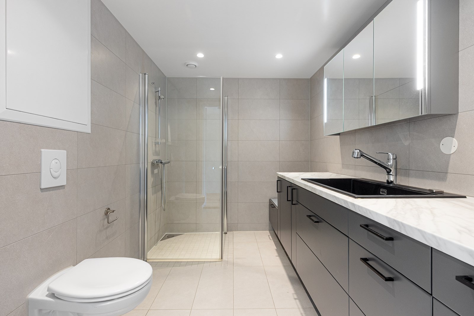 Det andre badet er et modulbygget bad med Sintef-godkjenning, utstyrt med dusjhjørne og opplegg for vaskemaskin. Galleribilde