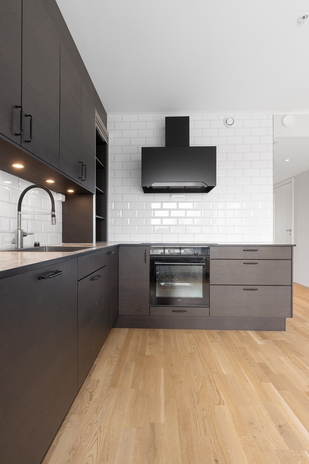 Kjøkkenventilator med kullfilter og komfyrvakt er installert for trygg matlaging. Galleribilde