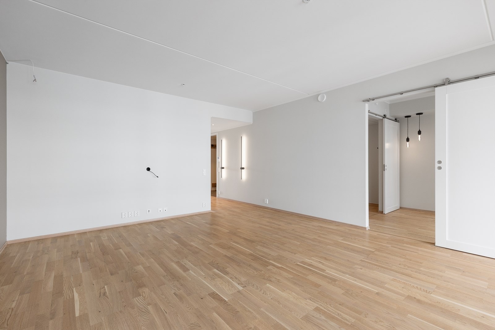 Rommet er lett å møblere med god plass til både sofagruppe og spisebord. Galleribilde