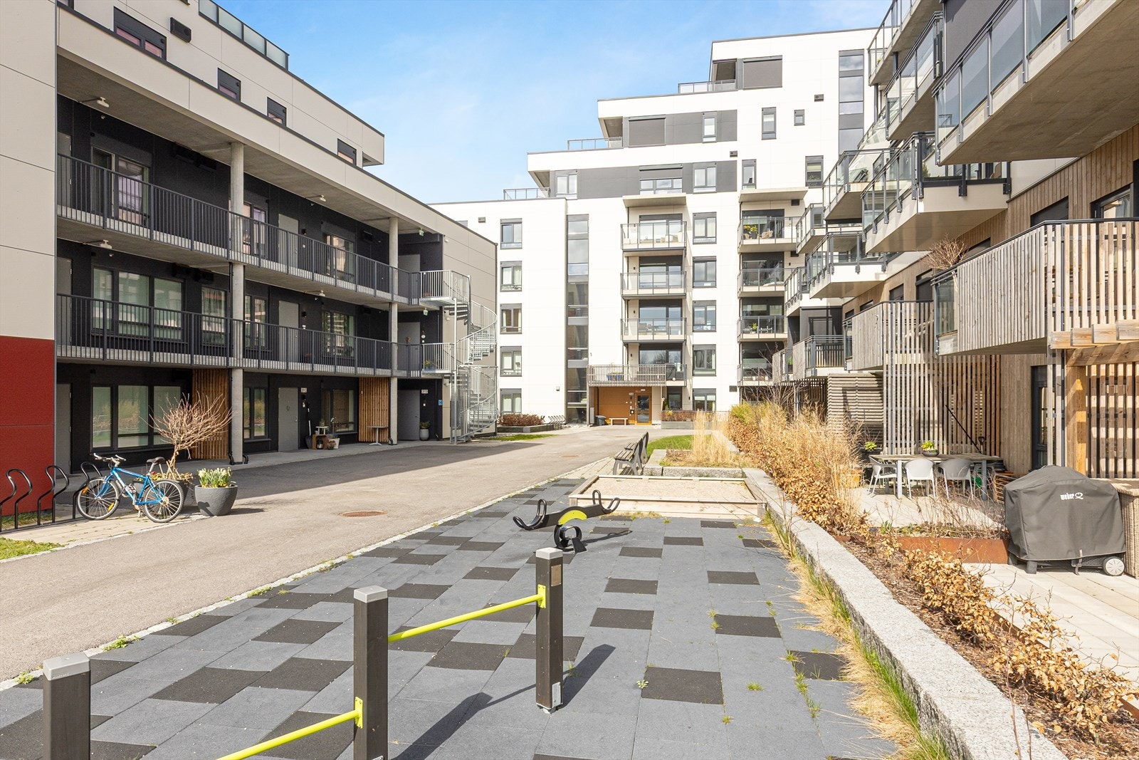 Fellesområdene er pent opparbeidet med plen, beplantning og gangstier. Galleribilde