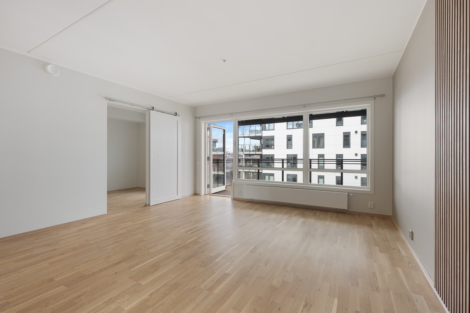 En utenpåliggende skyvedør gir en arealeffektiv og moderne overgang til det ene soverommet. Galleribilde