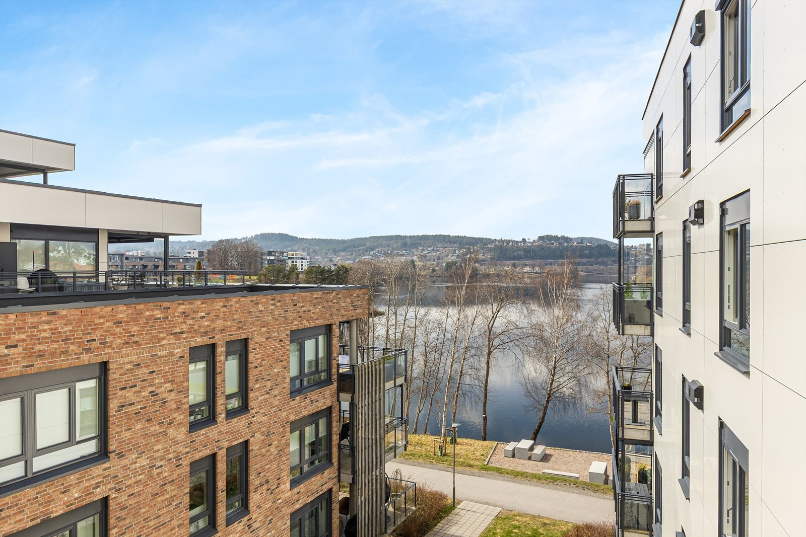 Fra leiligheten og fellesområdene er det fin utsikt over nærområdet og Hjellevannet. Galleribilde
