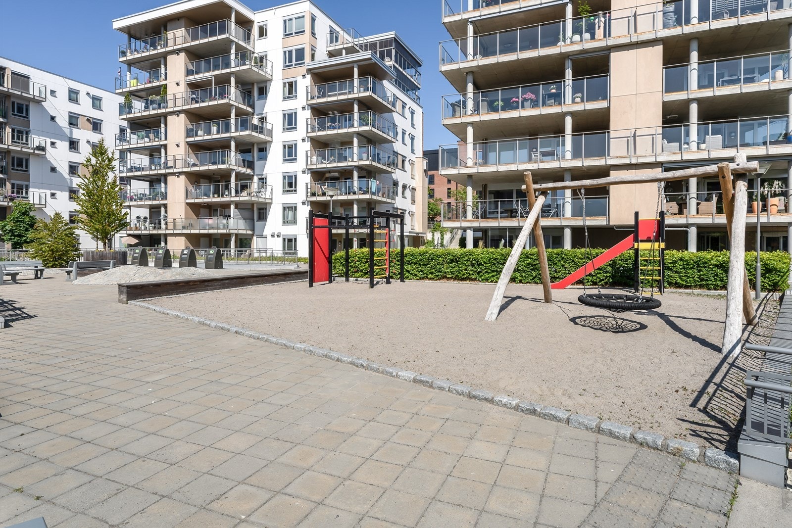 Lekeplass på fellesområdet, trygt og tilbaketrukket fra trafikk. Galleribilde