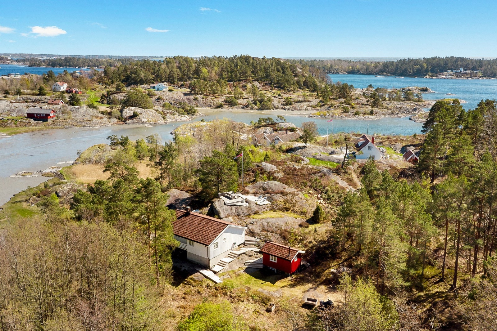 Skåtøy er den største øya i skjærgården og et attraktivt sted med levende lokalmiljø, barneskole og rundt 250 fastboende. Galleribilde