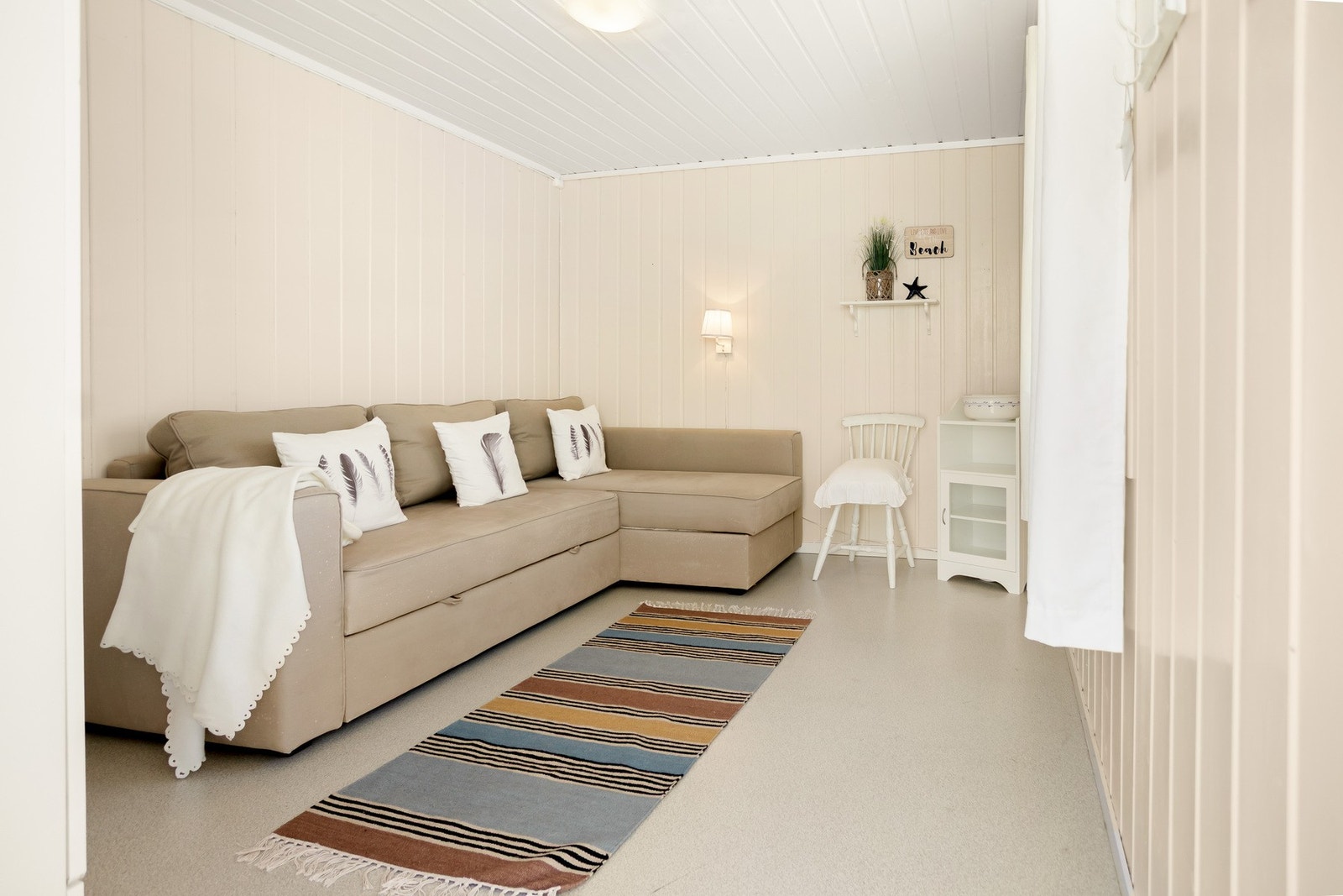 Den er praktisk innredet og oppført i tre, med materialvalg tilpasset formålet. Galleribilde