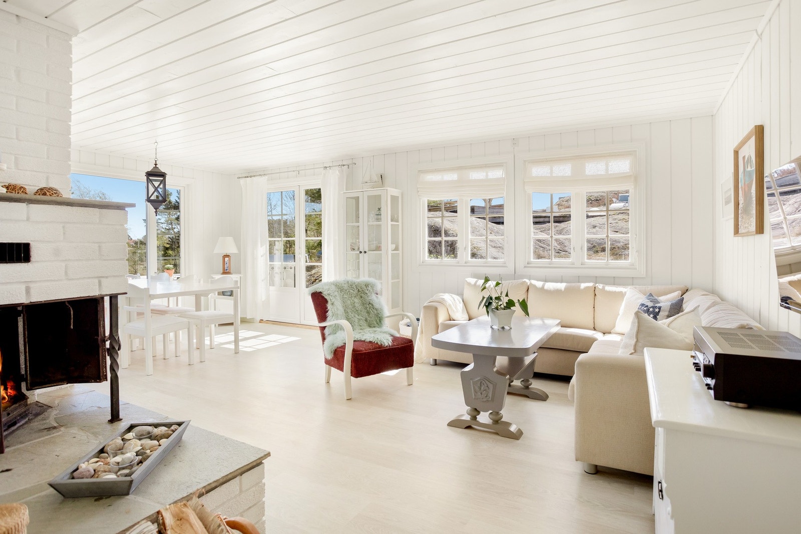 Stuen har en praktisk planløsning med god plass til både sofagruppe og spisebord. Galleribilde
