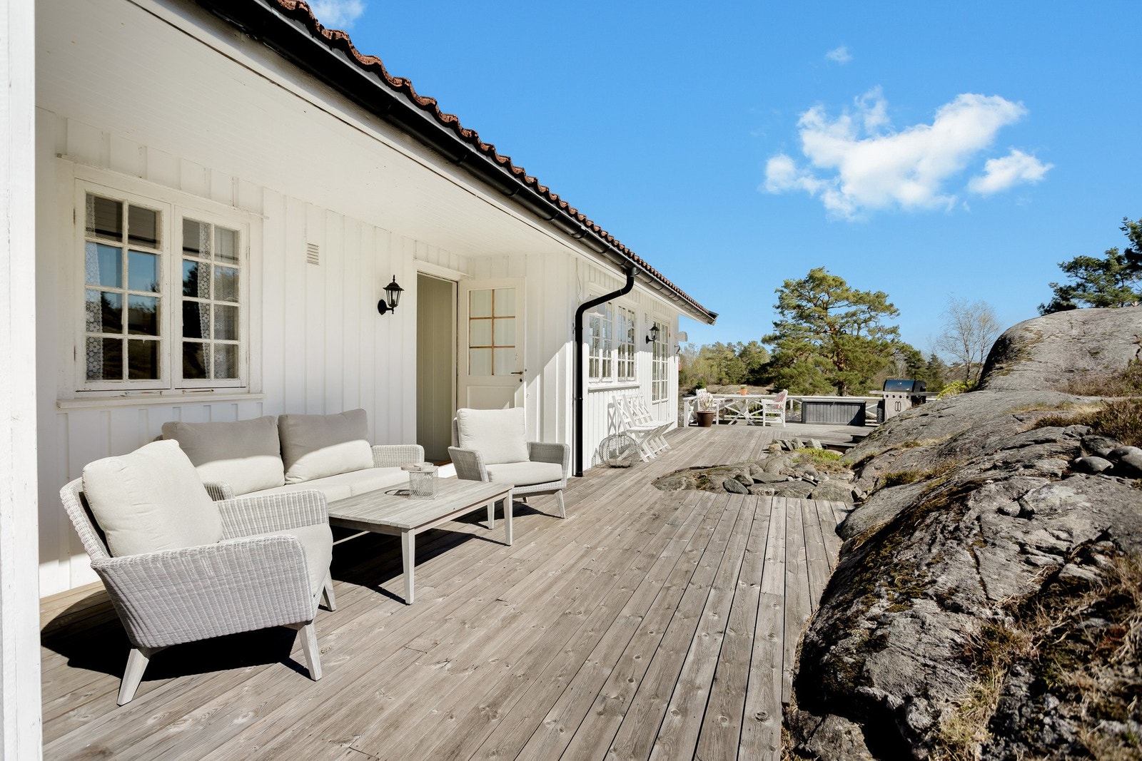 Terrassene har gode solforhold og flere lune sitteplasser. Galleribilde