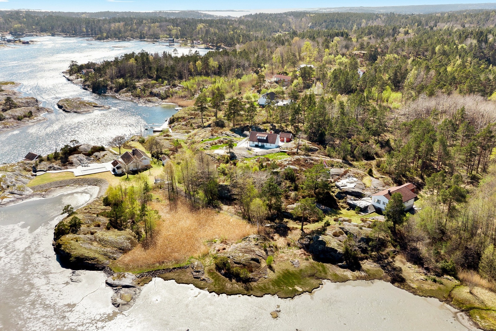 Området byr på gode muligheter for bading, krabbefiske, kajakkpadling og båtliv, samt flotte turer både på land og til sjøs. Galleribilde