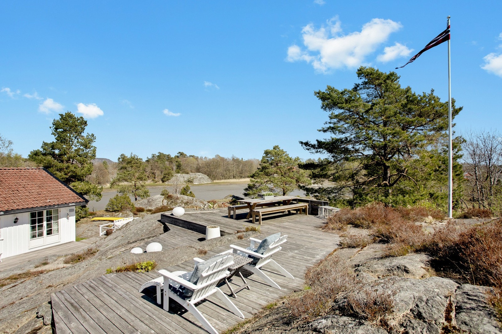 Fra stuen er det utgang til terrasse med gode solforhold og flere lune sitteplasser på tomten. Galleribilde