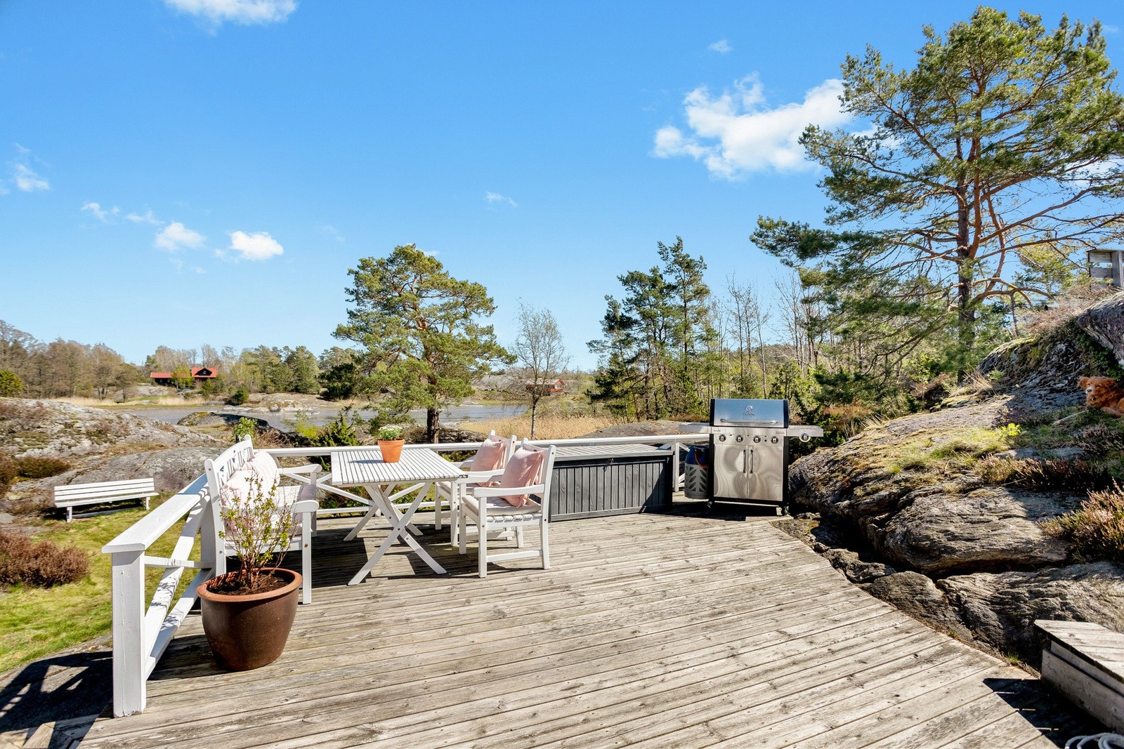 Hytta ligger solrikt, lunt og skjermet, kun 30m fra hytta til sjøen, med flott utsikt og svært gode solforhold hele dagen. Galleribilde
