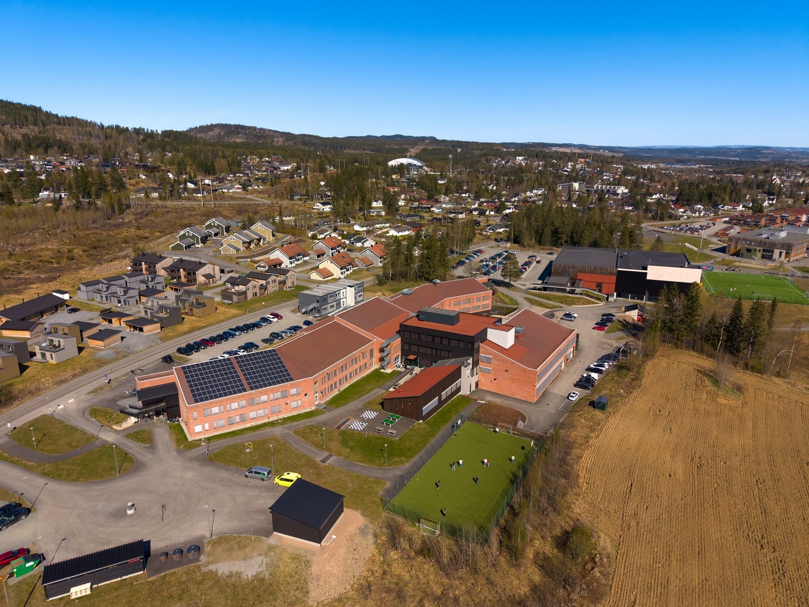 Boligen ligger i et område med variert bebyggelse og gangavstand til det du trenger i hverdagen. Galleribilde