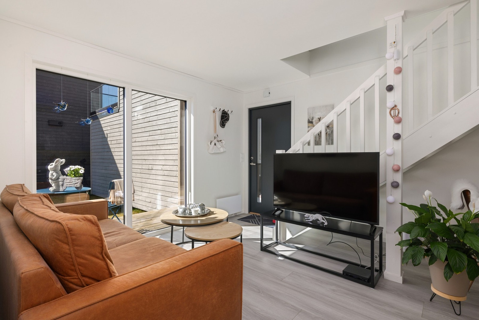 Store vindusflater som bidrar til godt lysinnslipp og gir en større romfølelse! Galleribilde