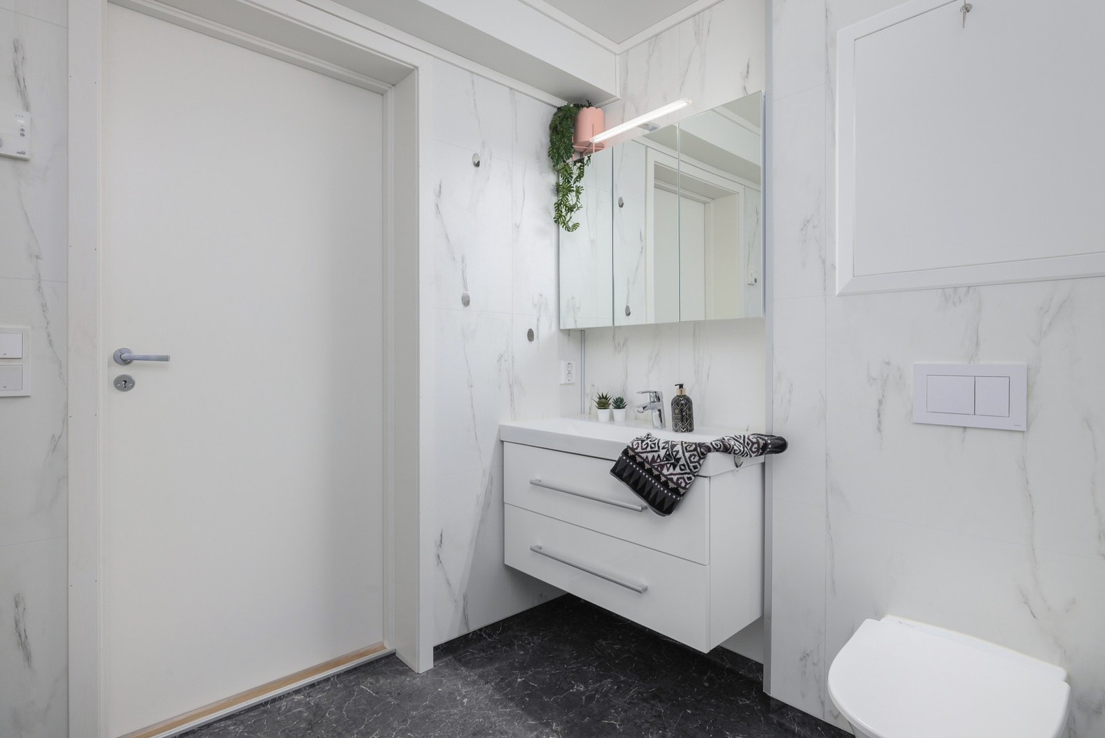 Delikat bad med moderne standard. Galleribilde