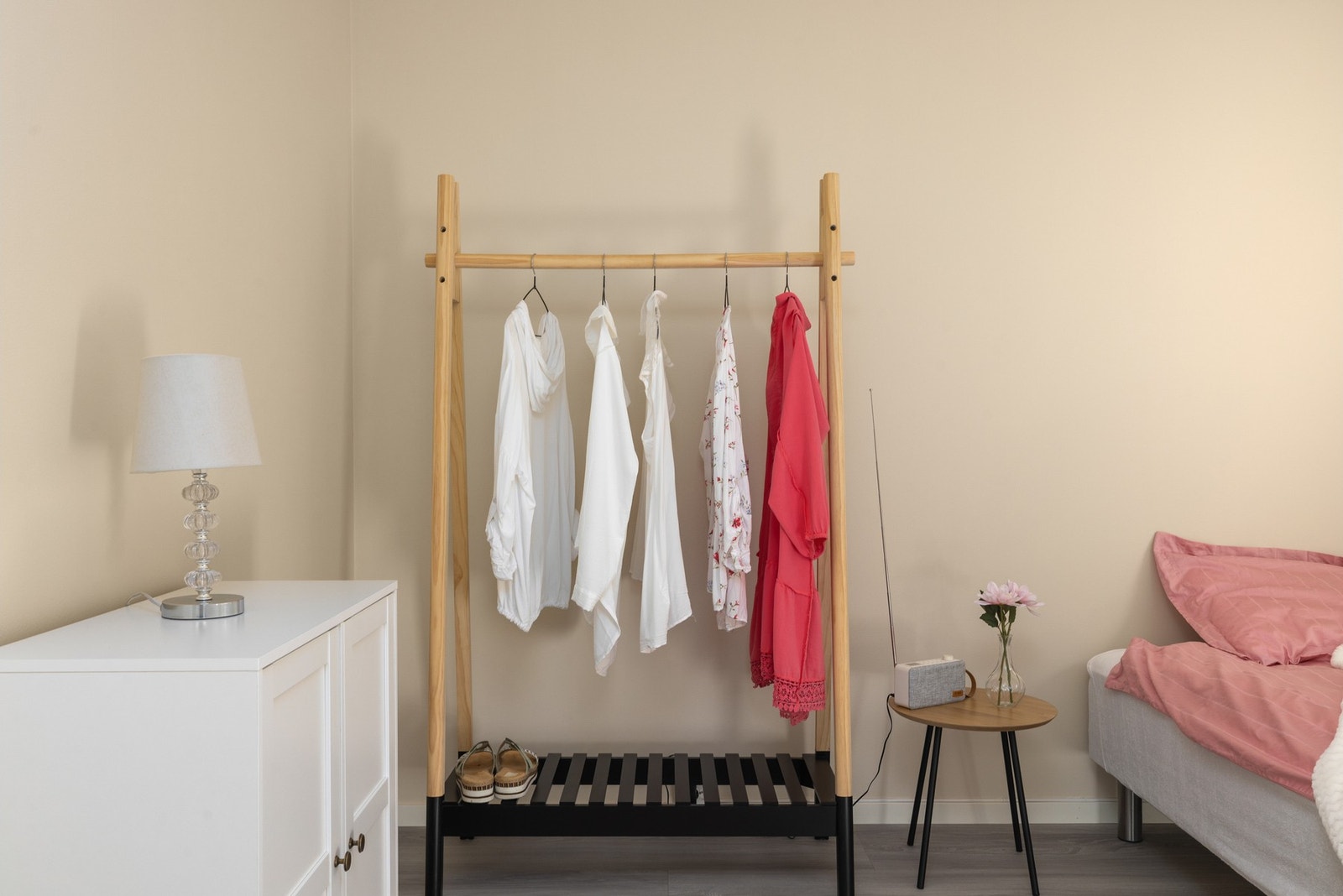 God plass til seng og oppbevaring. Galleribilde