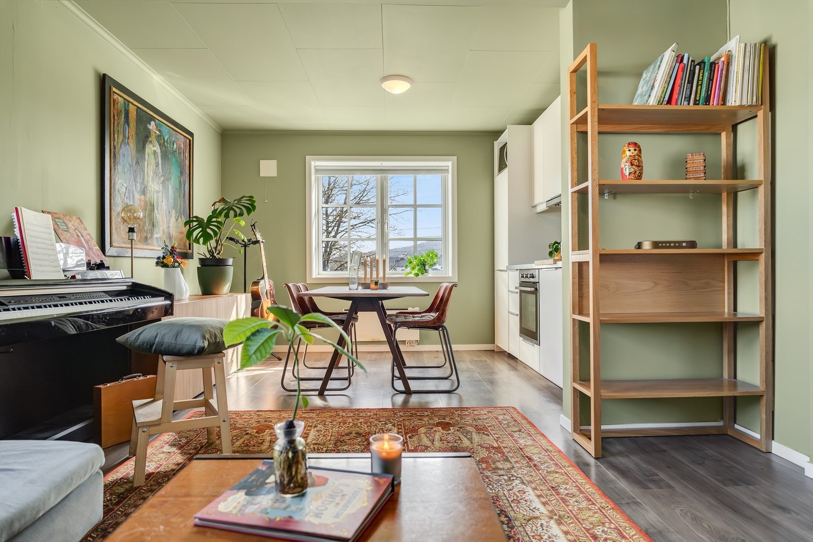 Den åpne løsningen gir rom for både en komfortabel sofakrok og en egen spiseplass. Galleribilde
