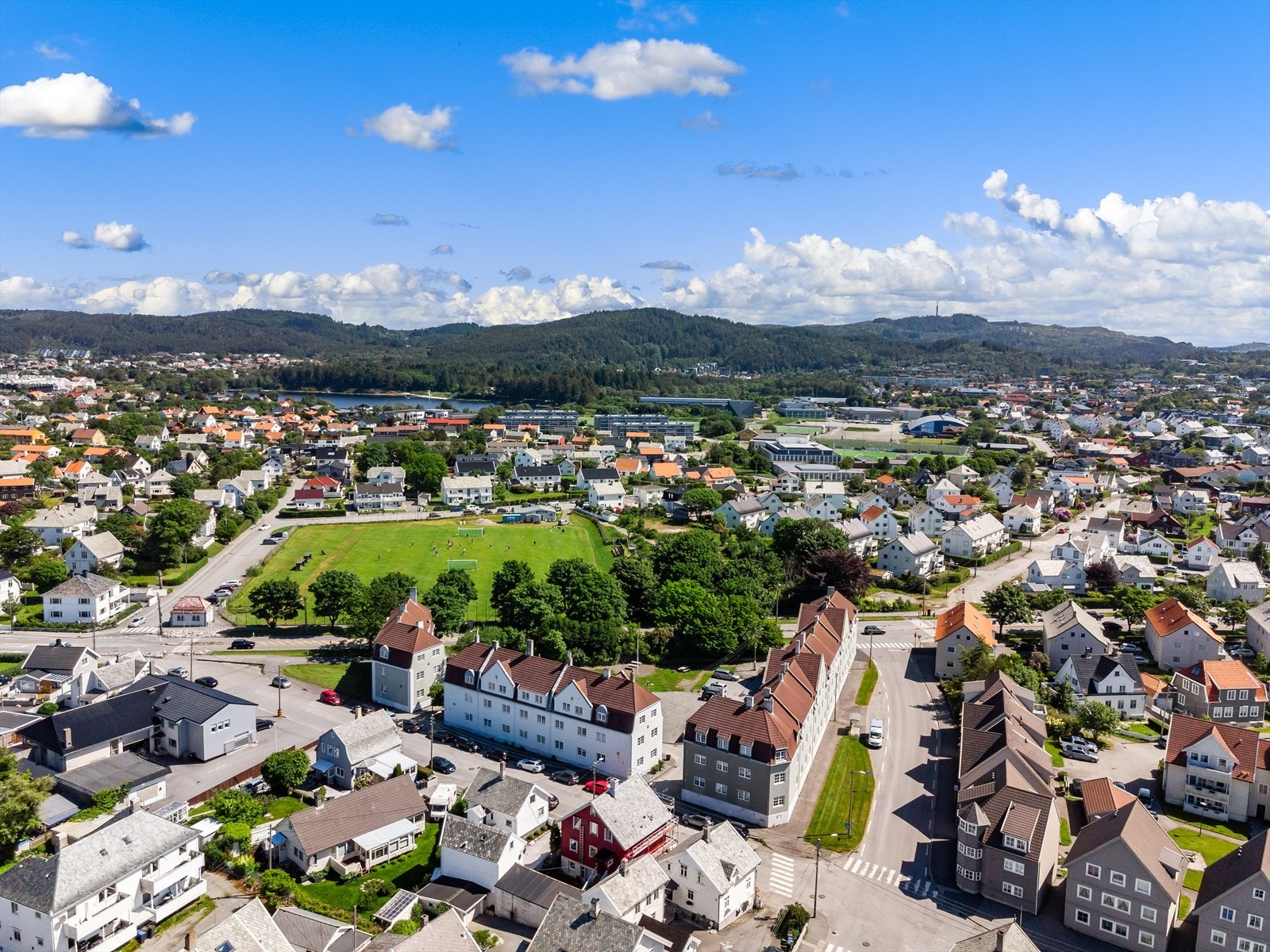 Fra leiligheten er det kort vei til idrettsanlegg som Haugebanen og svømmehall. Galleribilde