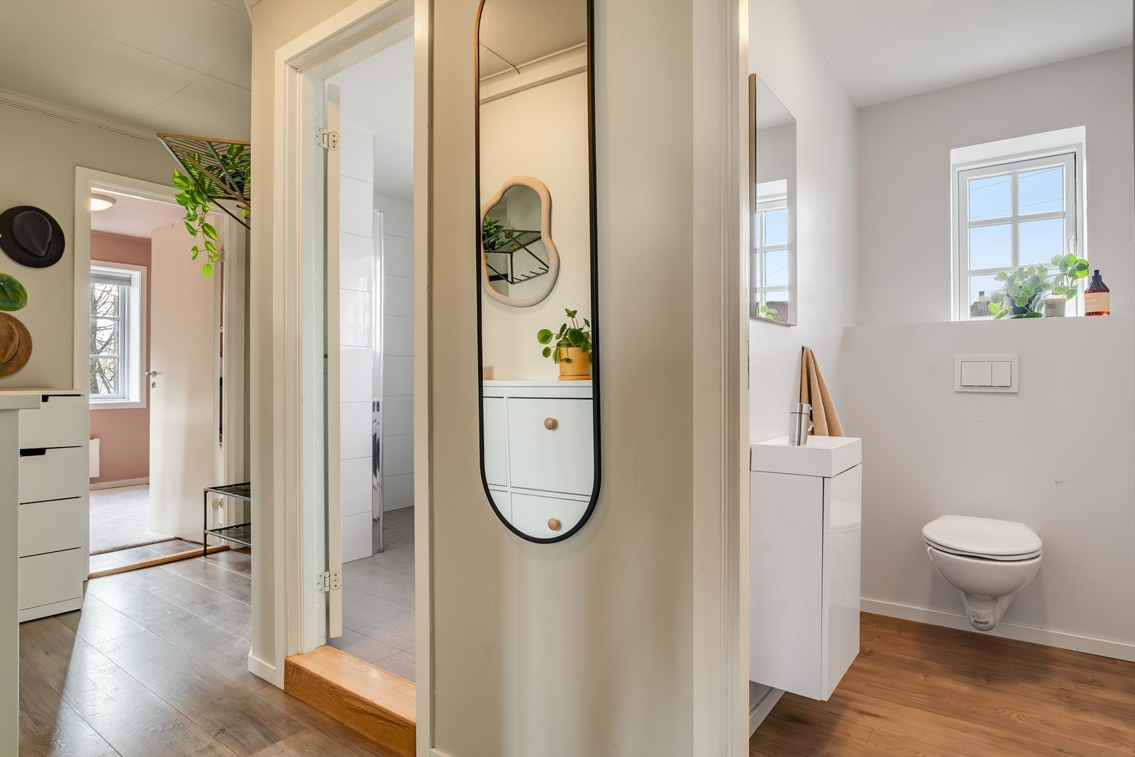 Gangen knytter sammen soverommene, badet, toalettrommet og oppholdsrommet. Galleribilde