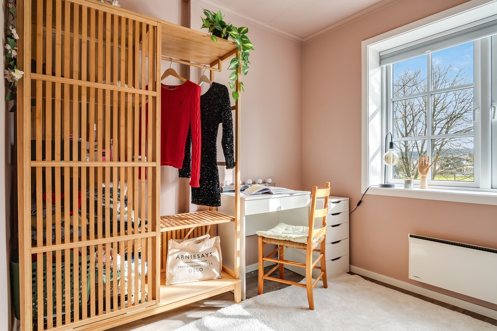 Også her gir vinduet godt med naturlig lys inn i rommet. Galleribilde