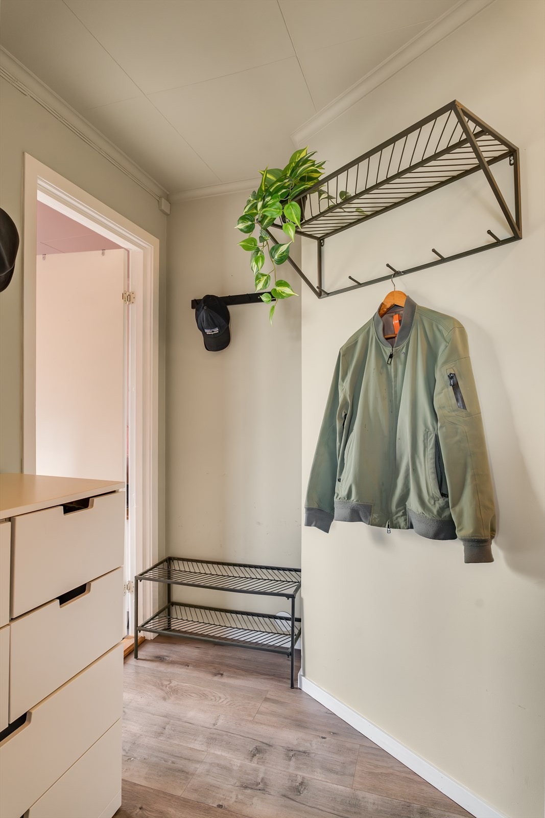 Entréen gir et godt førsteinntrykk og har plass til oppbevaring av yttertøy og sko. Galleribilde