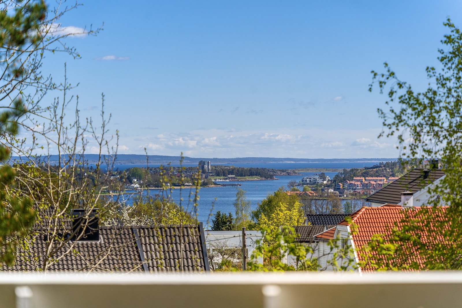 Nydelig utsikt over Teie og mot innseilingen i det fjerne fra eiendommen Galleribilde