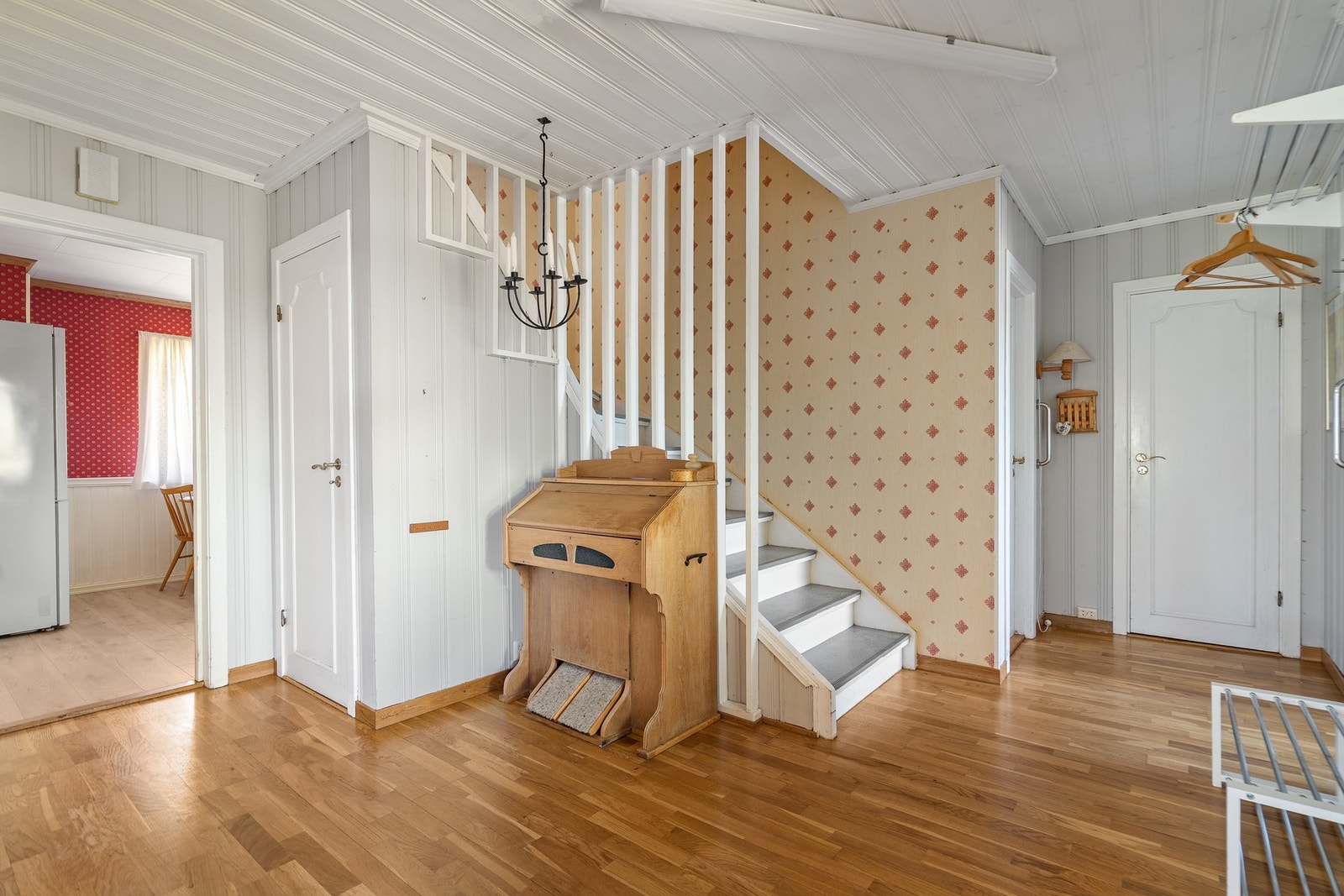 Hall med trapp opp, samt adkomst til alle rommene i etasjen (foruten badet) Galleribilde
