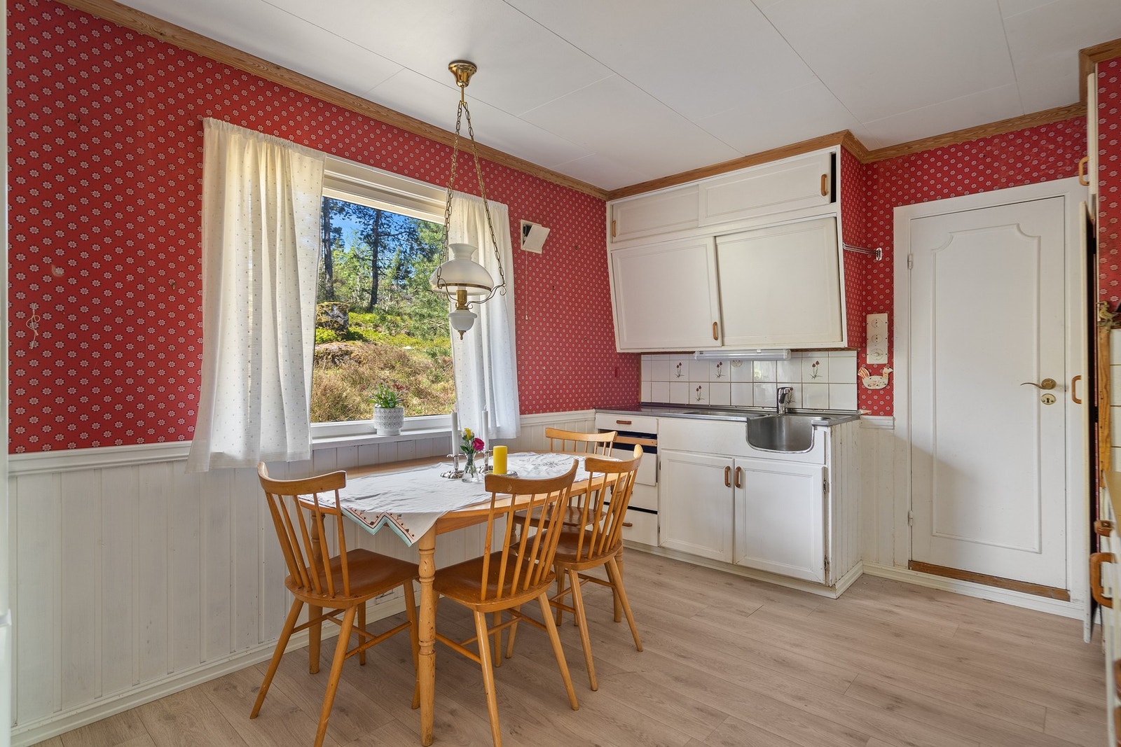 Legg merke til den ikoniske Vallø-tapeten! Galleribilde