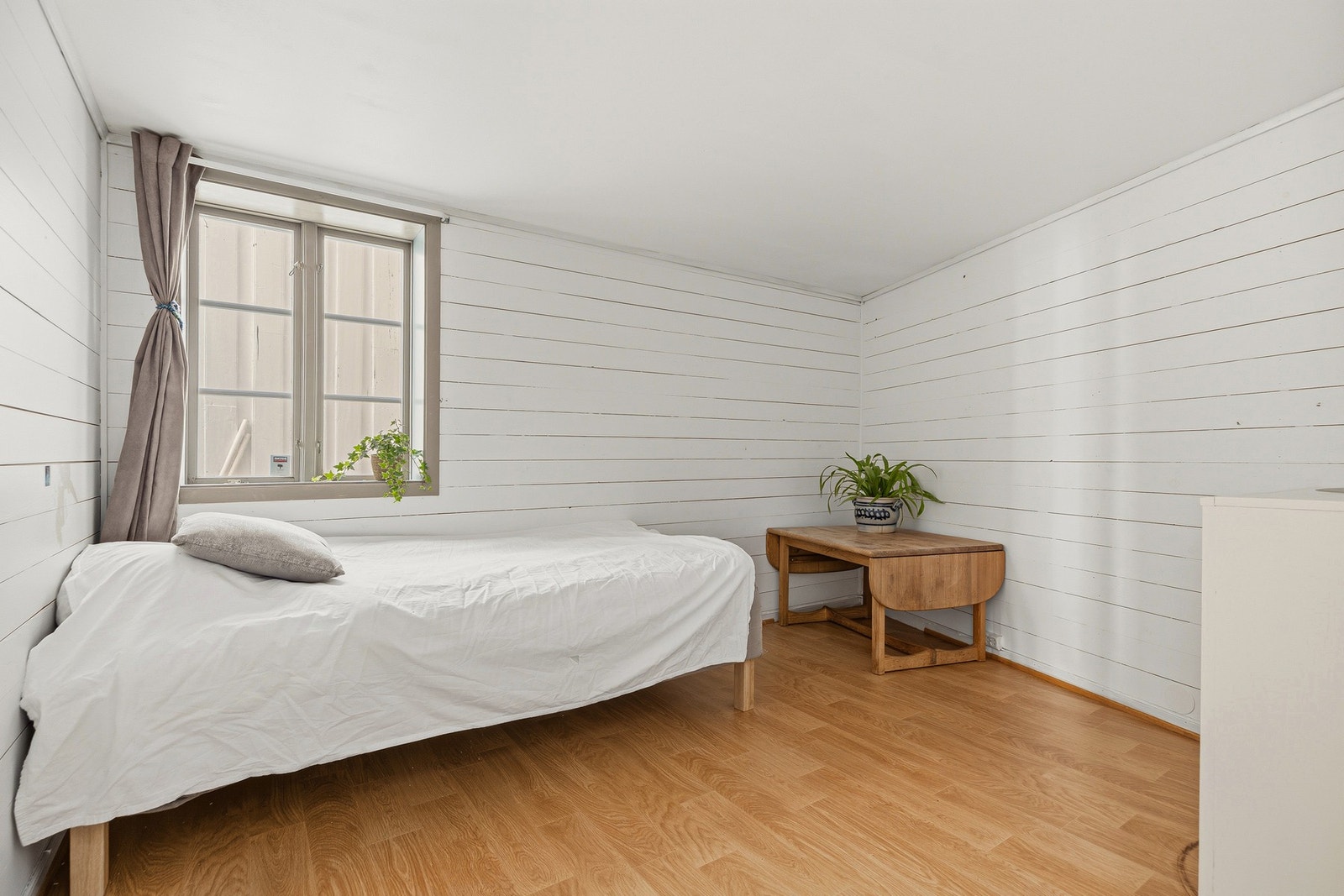 Hovedsoverom med god plass til dobbeltseng, nattbord og garderobe. Galleribilde