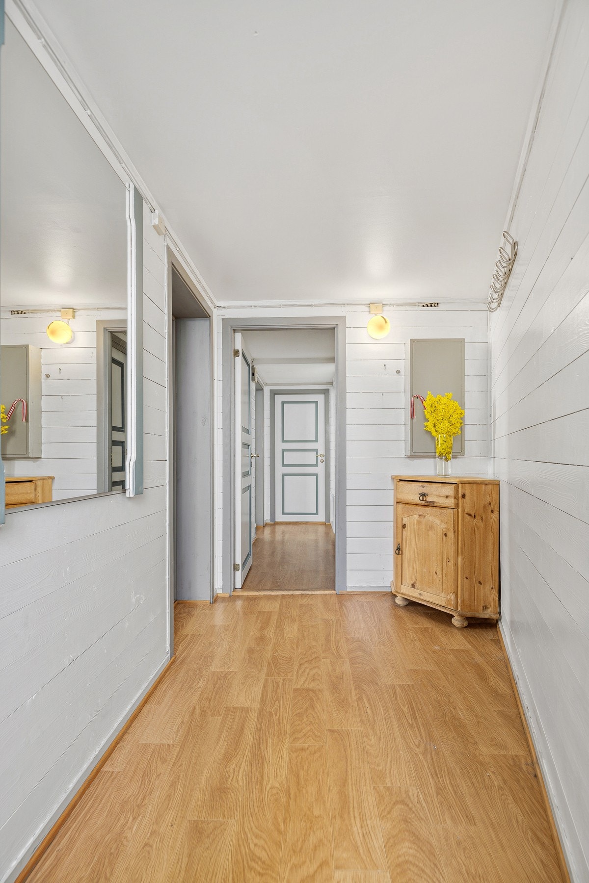 Entrè(gang med plass til yttertøy og sko. Galleribilde